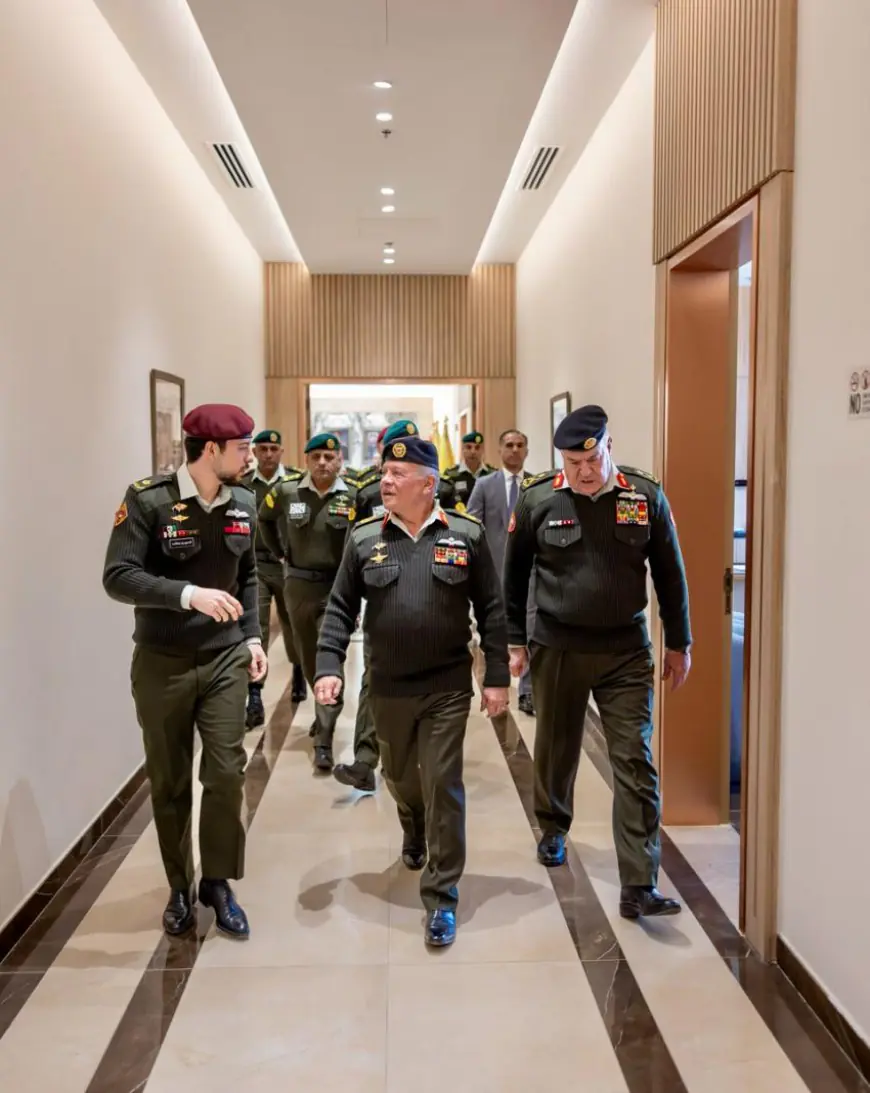 الملك يرافقه ولي العهد يزور القيادة العامة للقوات المسلحة (صور)