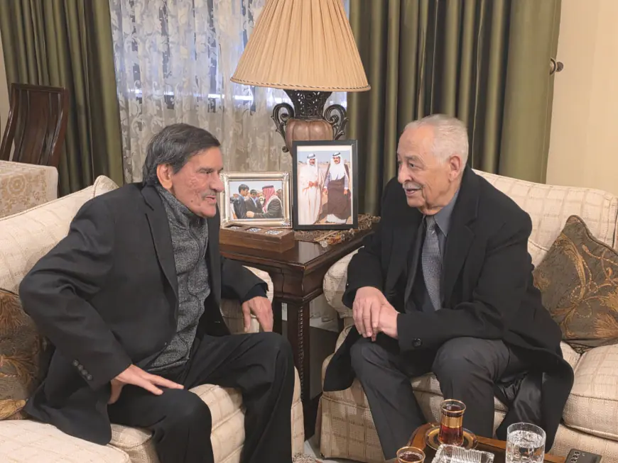 العيسوي ينقل تمنيات الملك وولي العهد للسرور بالشفاء التام