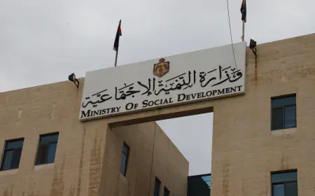 المباشرة بتنفيذ المبادرة الملكية بتوزيع 60 ألف بطاقة شرائية على أسر معوزة