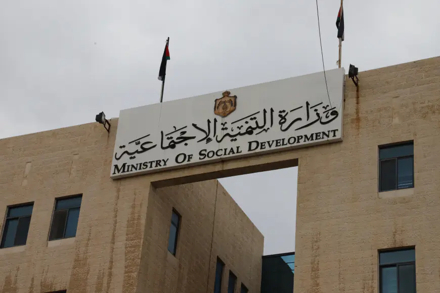 المباشرة بتنفيذ المبادرة الملكية بتوزيع 60 ألف بطاقة شرائية على أسر معوزة