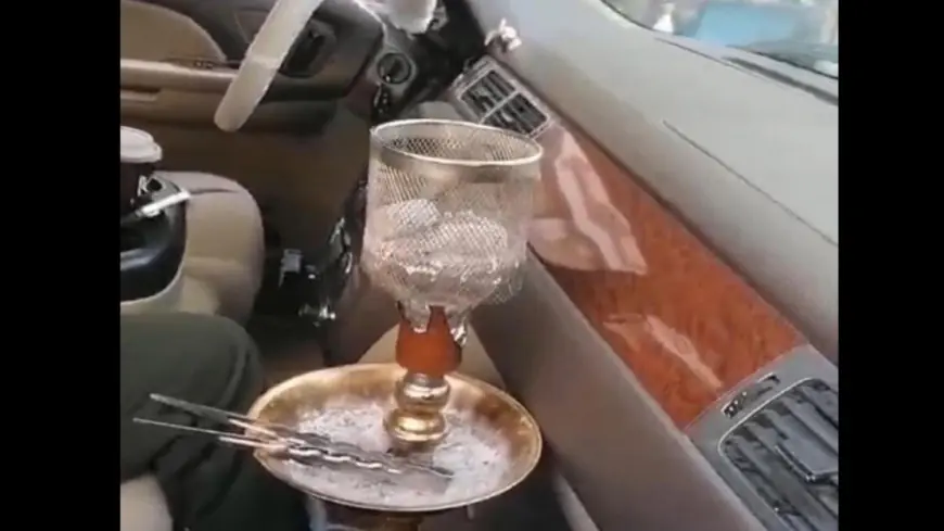 ضبط سائق يدخن الأرجيلة أثناء القيادة وتسليمه للمركز الأمني