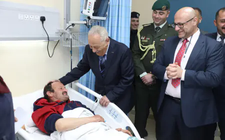 بتوجيهات ملكية.. العيسوي يطمئن على مواطن إثر إصابته بشظايا صاروخ