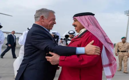 الملك يصل إلى المنامة ويلتقي ملك البحرين