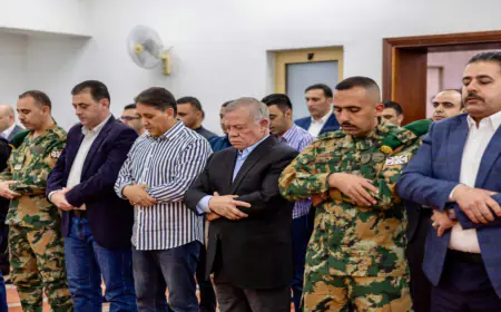 الملك يؤدّي صلاة عيد الفطر في مسجد الحرس الملكي بالعقبة