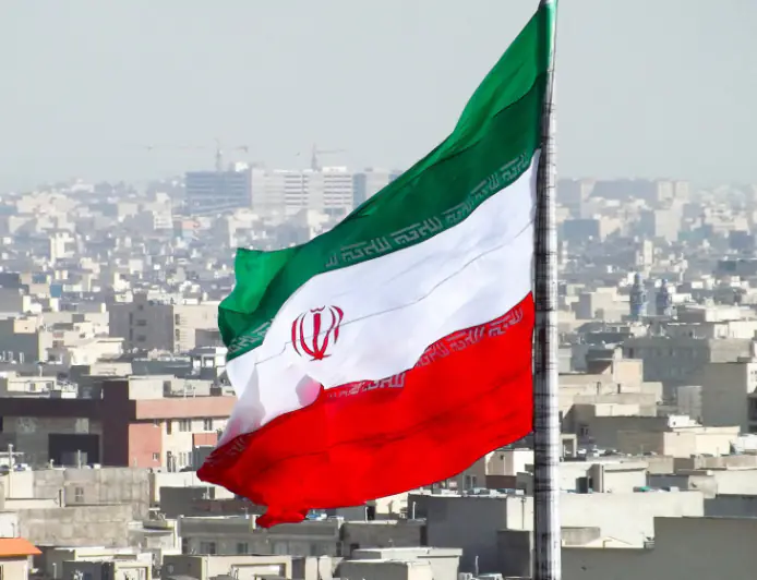 إيران تبرر ضرباتها في الخليج بانتقال القوات الأميركية إلى داخل المدن