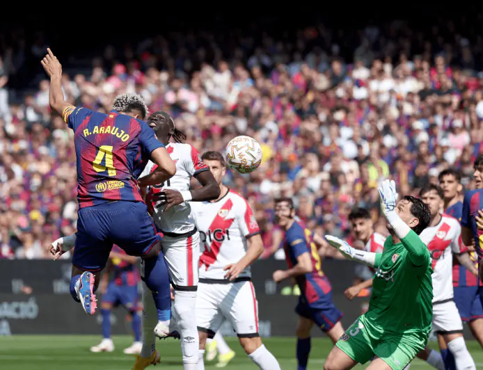 برشلونة يتخطى رايو فاليكانو بصعوبة ويعزز صدارته