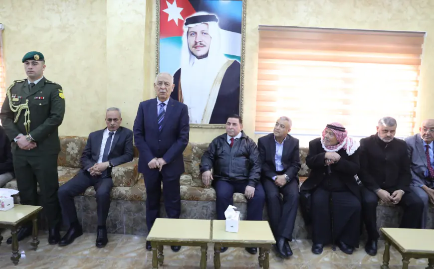 مندوبا عن الملك وولي العهد.. العيسوي يعزي عشيرة الطعاني والسفير الفلسطيني