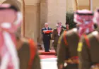 الملك يشهد مراسم رفع العلم بمناسبة اليوم الوطني للعلم الأردني (صور)