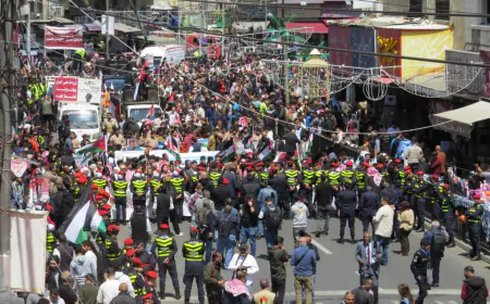 في وسط البلد.. مسيرات شعبية وحزبية في وسط عمان دعما للمواقف الملكية تجاه القضية الفلسطينية (صور)