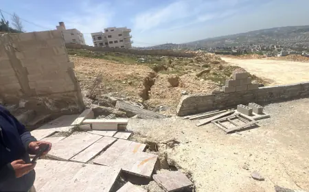 إخلاء عمارة في صافوط بسبب فالق صخري يهدد سلامة المبنى (صور)