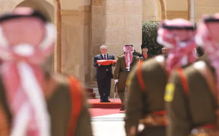 الملك يشهد مراسم رفع العلم بمناسبة اليوم الوطني للعلم الأردني (صور)