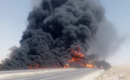 اشتعال صهريج إثر تصادم مع شاحنتين على الطريق الصحراوي