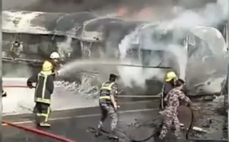 إصابة شخص إثر تصادم صهريج و3 شاحنات واشتعالها على الطريق الصحراوي