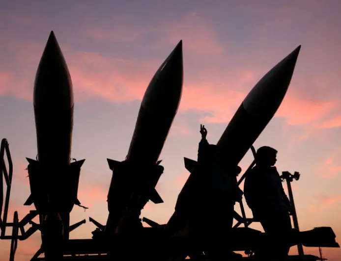 تصعيد جديد: الإمارات والكويت تعلنان اعتراض هجمات إيرانية رغم بدء الهدنة