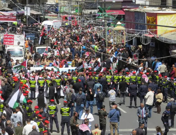 في وسط البلد.. مسيرات شعبية وحزبية في وسط عمان دعما للمواقف الملكية تجاه القضية الفلسطينية (صور)