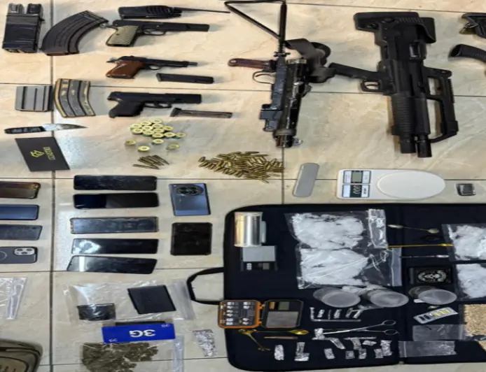 القبض على 6 مهربين بحوزتهم بالونات ومواد مخدرة وأسلحة نارية في الرويشد