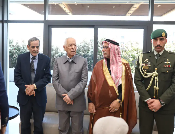 مندوبا عن الملك وولي العهد ..رئيس الديوان الملكي يعزي إل إرشيد وعشيرتي الحديد والمجالي