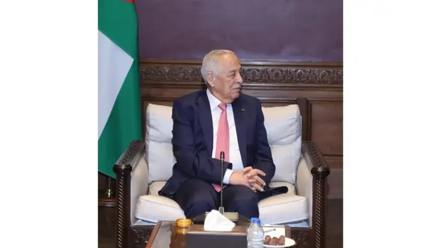 العيسوي ينقل تمنيات الملك وولي العهد بالشفاء لوزير الصحة الأسبق أبو جنيب الفايز