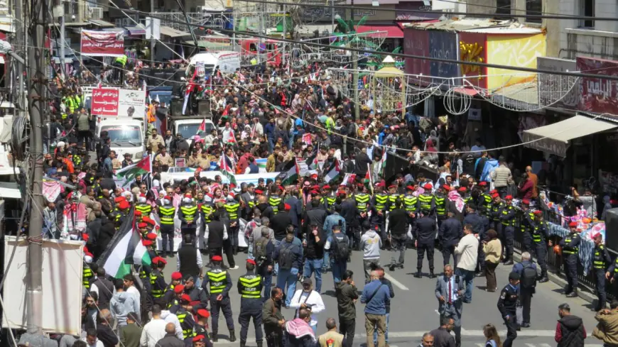 في وسط البلد.. مسيرات شعبية وحزبية في وسط عمان دعما للمواقف الملكية تجاه القضية الفلسطينية (صور)
