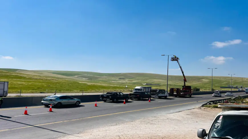 (الأشغال العامة) تنفذ مشروع إنارة حديث لممر عمّان التنموي