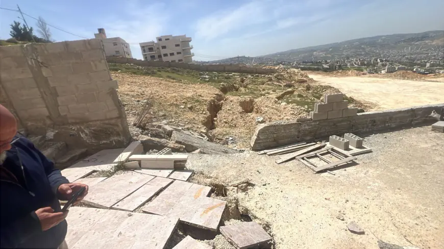 إخلاء عمارة في صافوط بسبب فالق صخري يهدد سلامة المبنى (صور)