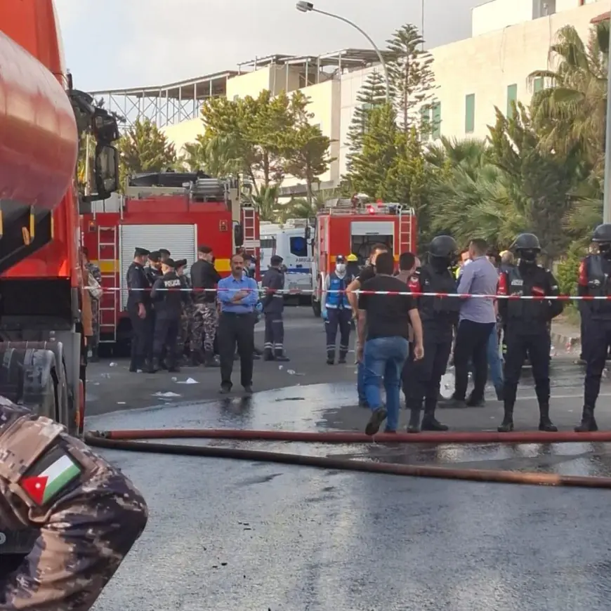 إصابة 14 شخصا بحريق مصنع كيماويات في إربد (صور)