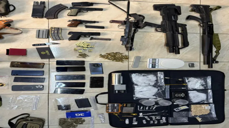 القبض على 6 مهربين بحوزتهم بالونات ومواد مخدرة وأسلحة نارية في الرويشد