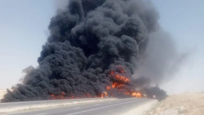 اشتعال صهريج إثر تصادم مع شاحنتين على الطريق الصحراوي