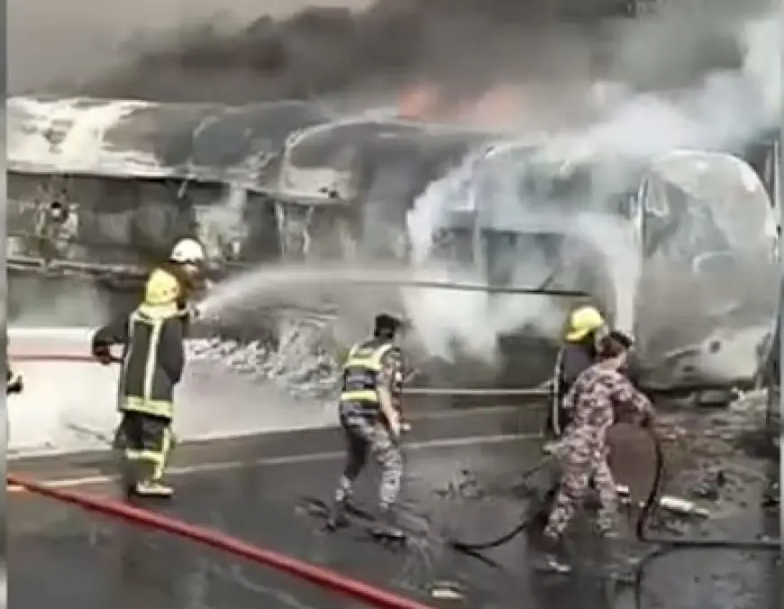 إصابة شخص إثر تصادم صهريج و3 شاحنات واشتعالها على الطريق الصحراوي