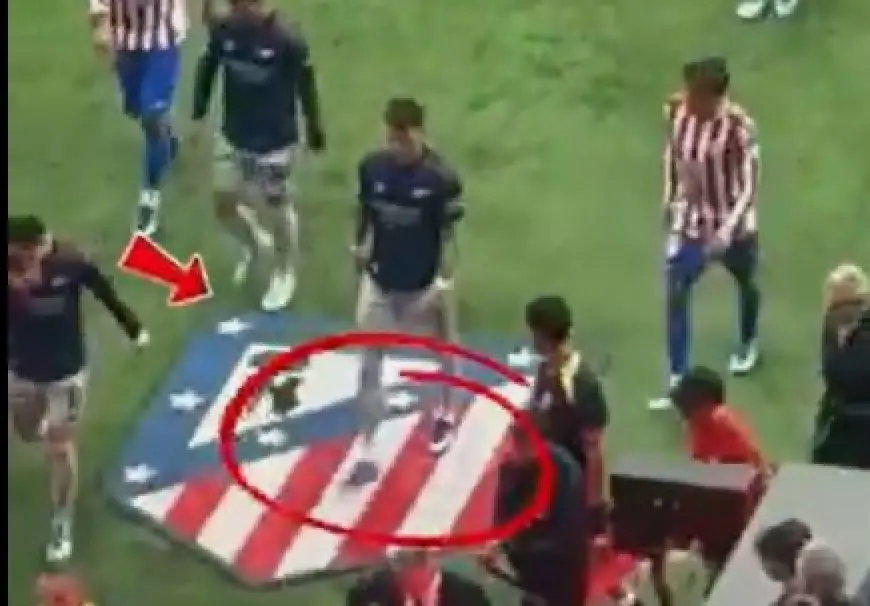 شاهد.. لاعب أرسنال يدوس على شعار أتلتيكو مدريد (فيديو)