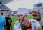 نيمار يفقد عقله..  الحكم يستبدل النجم البرازيلي بالخطأ (فيديو)