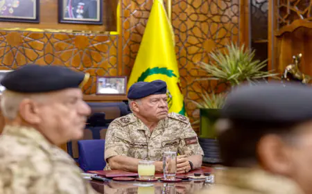 الملك يشيد بجهود مرتبات المنطقة العسكرية الشرقية في حماية الحدود (صور)