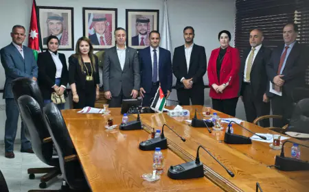 وزير الصناعة والتجارة  يستقبل وفدا من حزب التغيير ويؤكد قرب تنفيذ مشروع (جسر عمان)