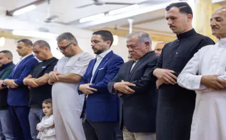 الملك وولي العهد يؤديان صلاة عيد الأضحى في العقبة (صور)