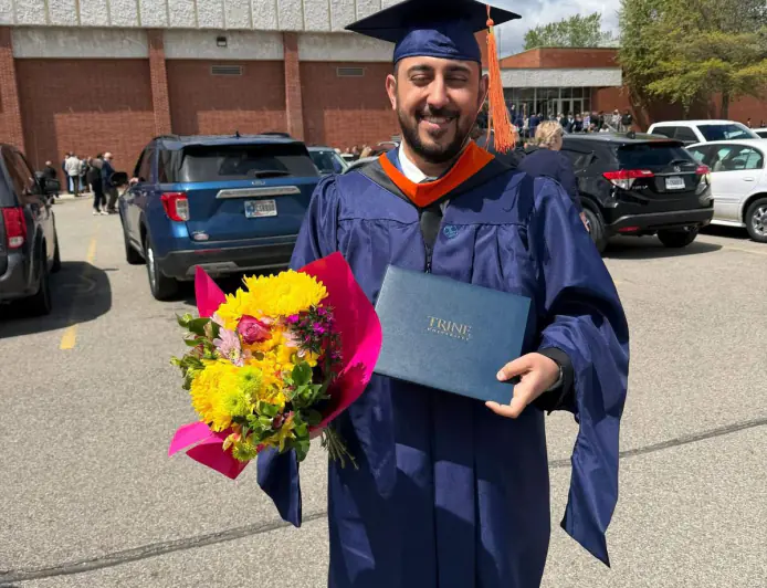 القيسي ينال ماجستير إدارة الهندسة من Trine University