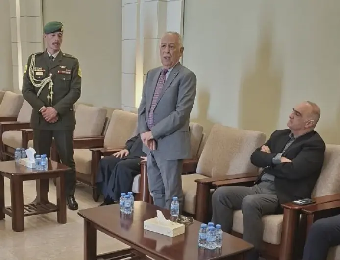 مندوبا عن الملك وولي العهد... العيسوي يعزي آل أبو شرخ وعشيرة الصمادي