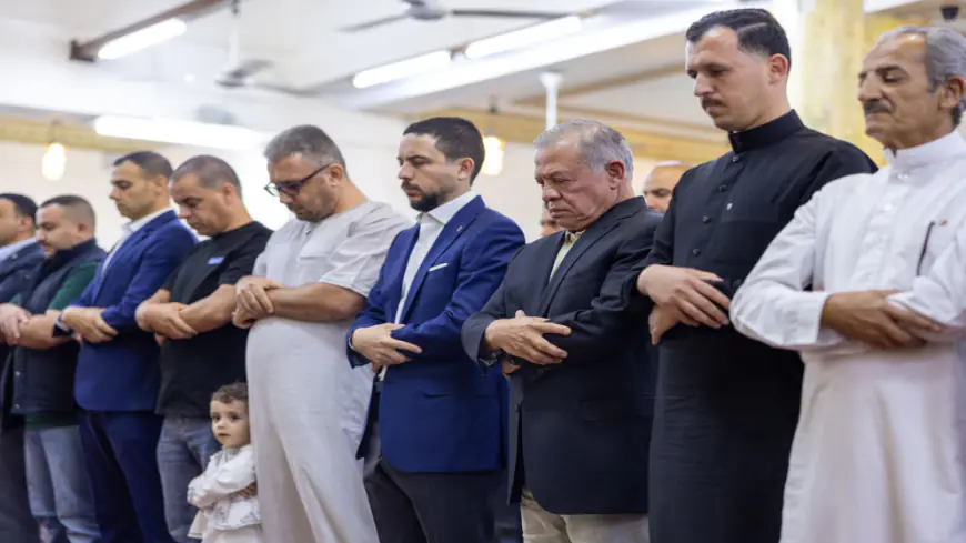 الملك وولي العهد يؤديان صلاة عيد الأضحى في العقبة (صور)