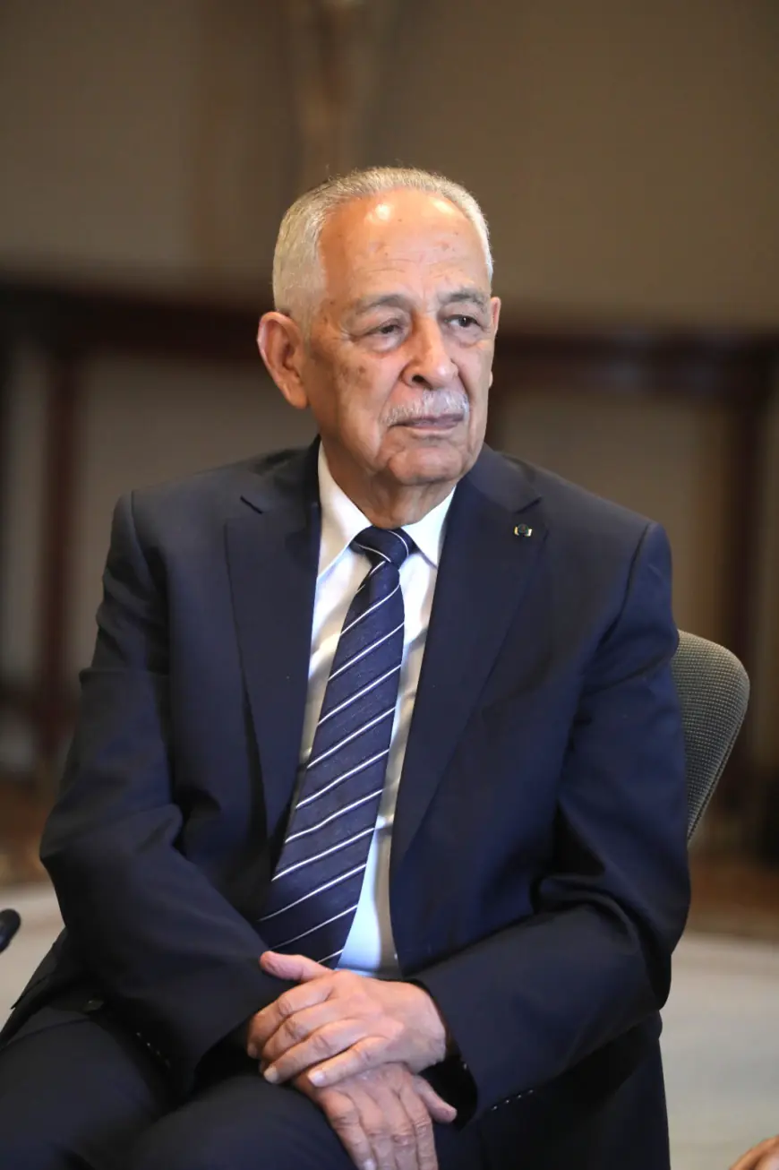 ​بتوجيهات ملكية.. العيسوي ينقل تمنيات الملك وولي العهد للعين الأسبق برجس الحديد بدوام الصحة والعافية