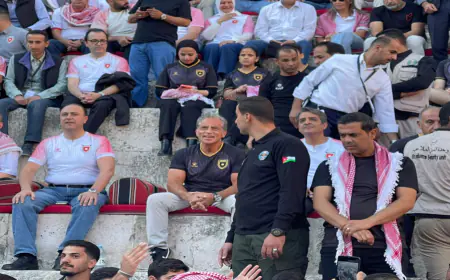 من المدرج الروماني.. رئيس الوزراء يتابع مباراة الأردن والنمسا