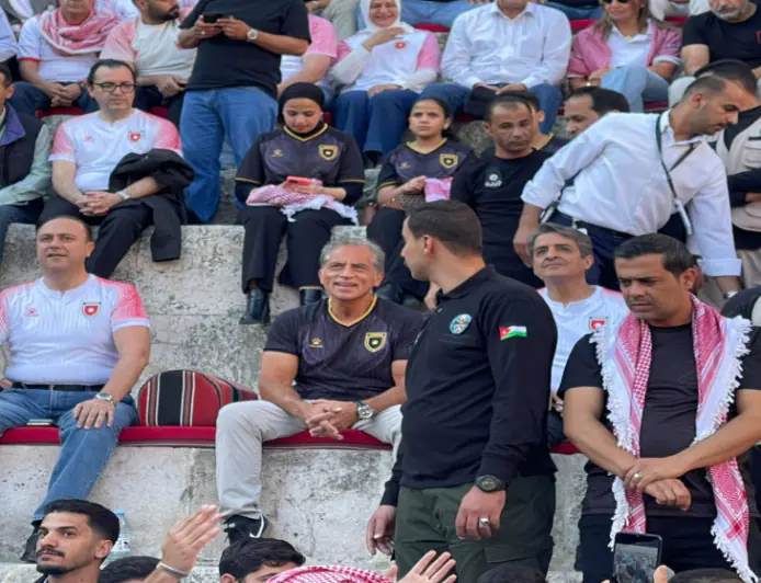 من المدرج الروماني.. رئيس الوزراء يتابع مباراة الأردن والنمسا