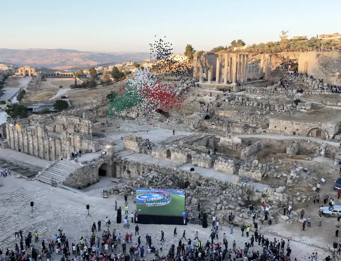 زين تشارك الأردنيين تشجيع النشامى وتزيّن سماء عمان وجرش بألوان العلم