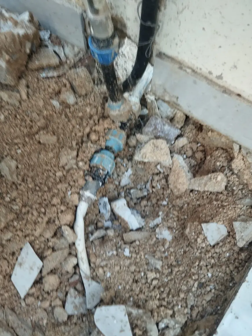 وزارة المياه تضبط حفارة مخالفة وسرقات مياه لعدة منازل في الرصيفة
