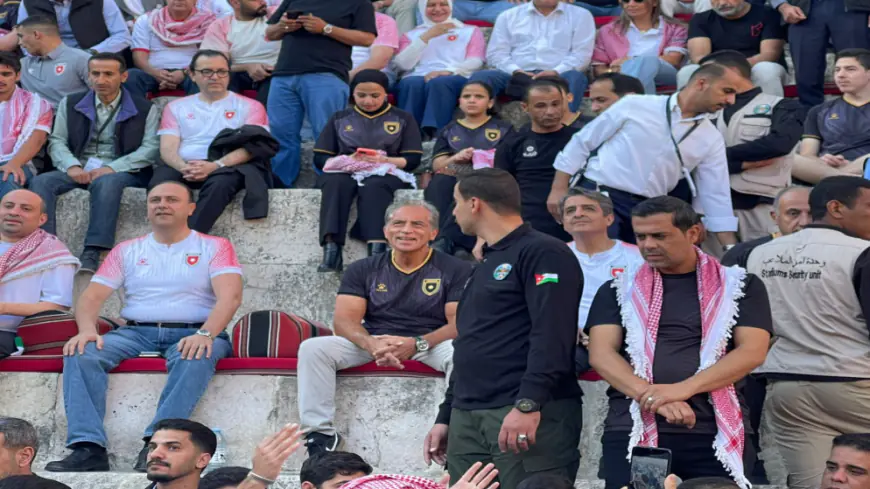 من المدرج الروماني.. رئيس الوزراء يتابع مباراة الأردن والنمسا