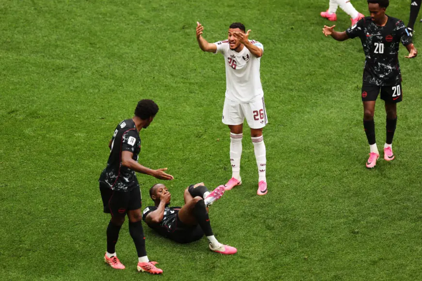 فيفا يوقف القطري عاصم مادبو 5 مباريات بعد تسببه بكسر ساق لاعب كندا
