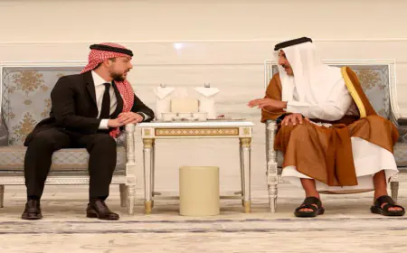 ولي العهد يقدم العزاء إلى أمير دولة قطر بوفاة الشيخ حمد