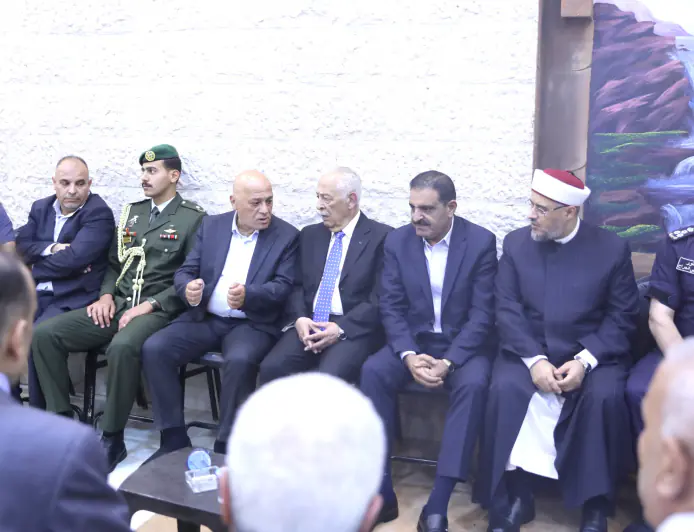 مندوبا عن الملك وولي العهد.. العيسوي يعزي أبو عيد وشختور