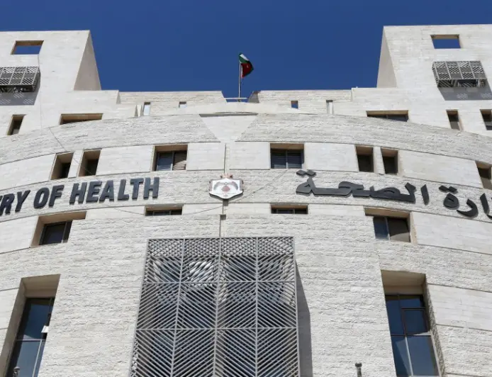 إنهاء عقد شركة نظافة مرتبطة بنجل وزير العمل مع وزارة الصحة