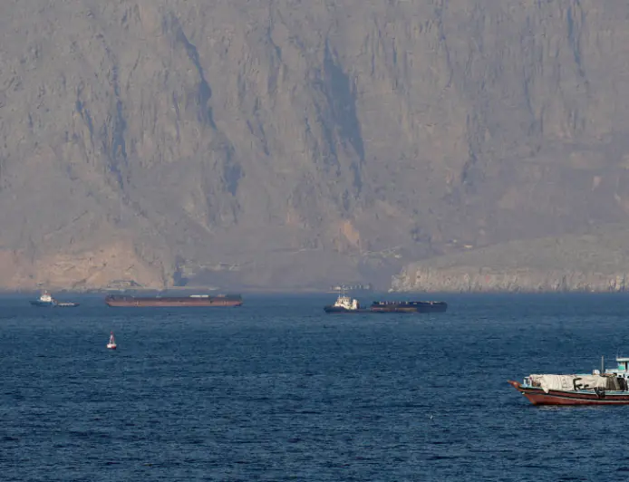 إيران تعلن انفجار ناقلتي نفط جنوب مضيق هرمز.. والقيادة الأميركية تنفي الرواية