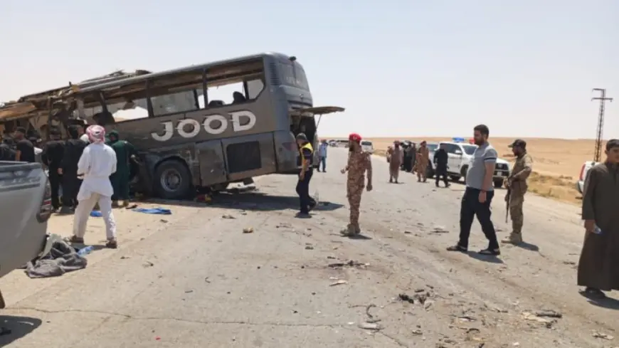 كارثة على طريق دمشق–دير الزور.. عشرات القتلى والجرحى في تصادم حافلتين