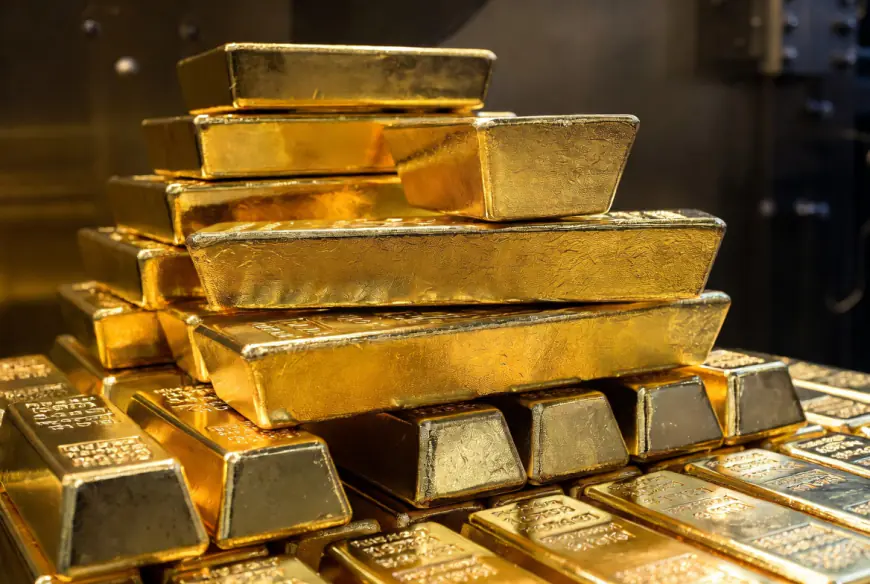 أسعار الذهب تتراجع عالميًا وسط ترقب قرار الفيدرالي الأميركي واستقرار الدولار